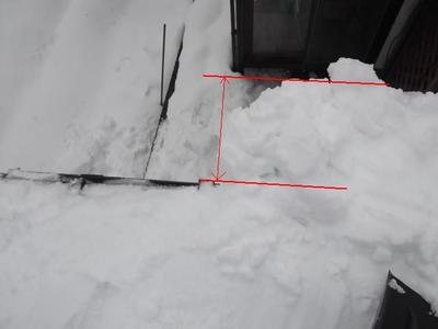 屋根からはみ出た雪.JPG